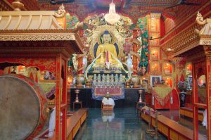 Buddha_statue_inside_a_Tibetan_Buddhist_temple,_Sarnath